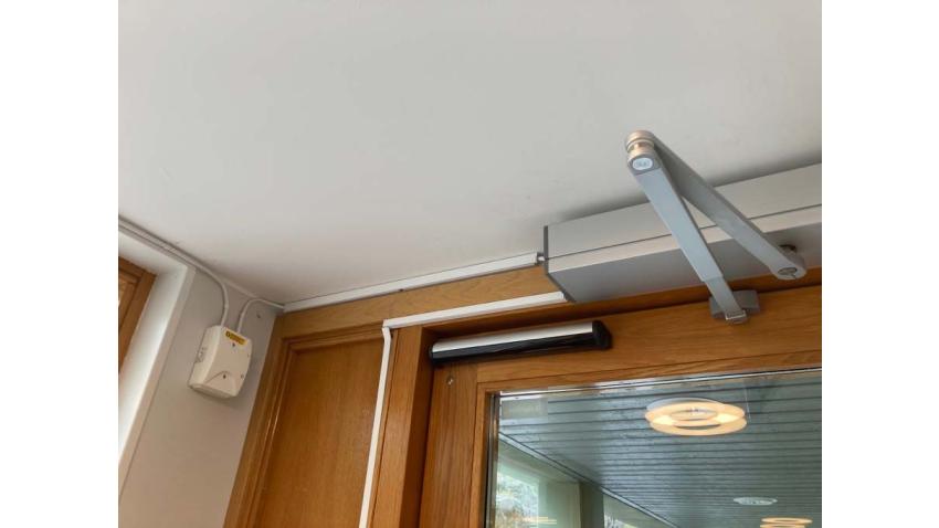 Bild på dörrautomatiken i nr 10.